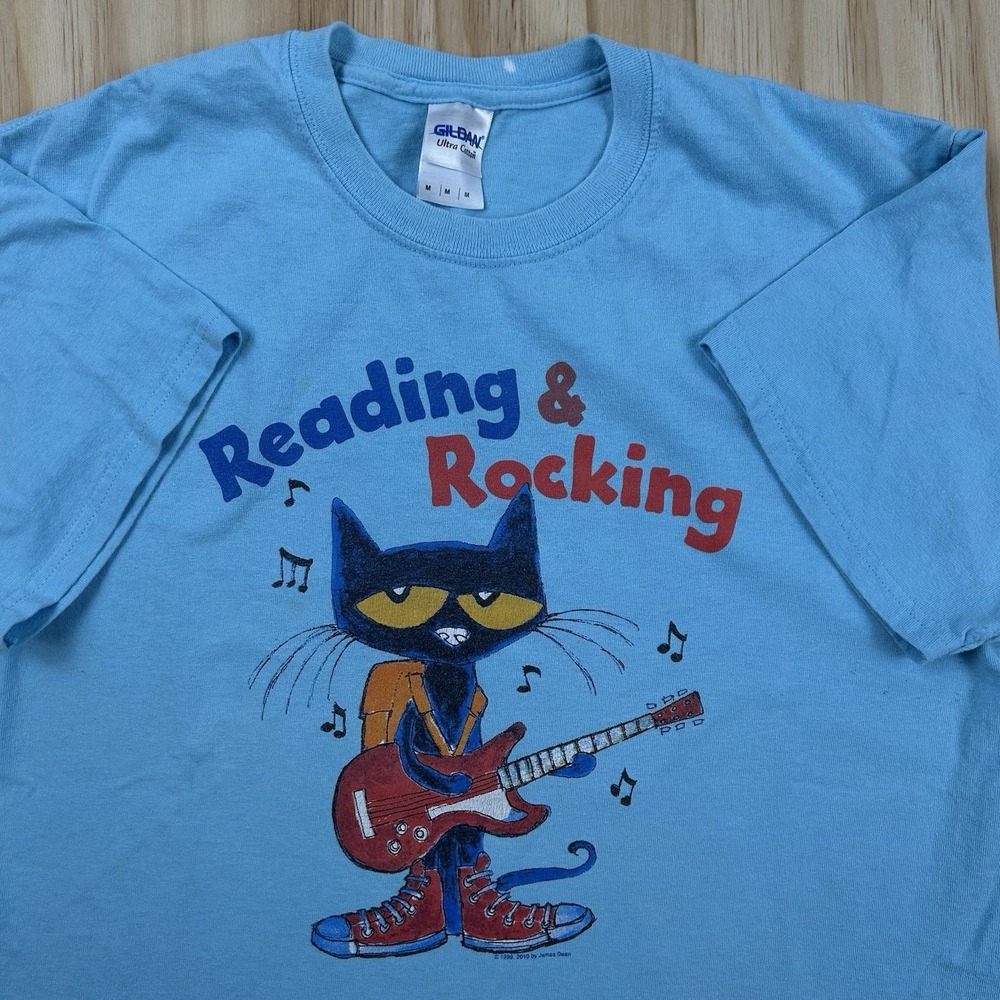 Pete The Cat Reading And Rocking Adult M Blue Short Sleeve Graphic T-Shirt
